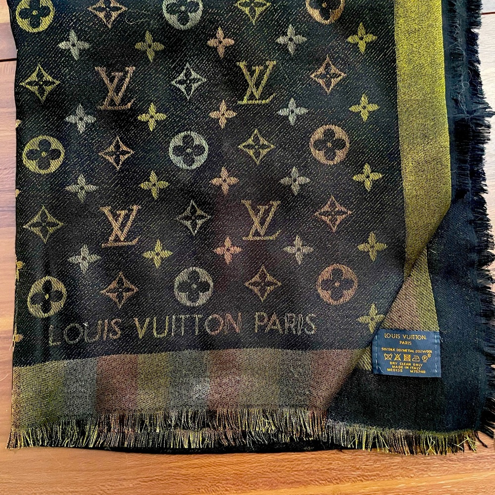 Loui Vuitton Shawl / Scarf